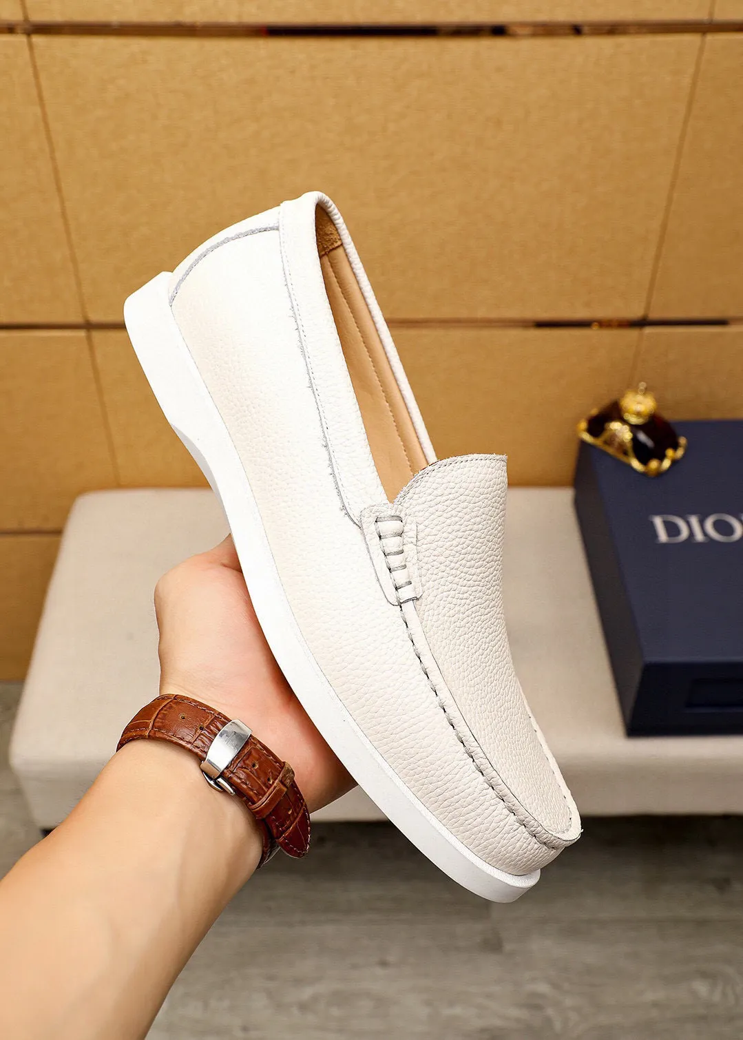 Men's shoes 💰460 💐 Product trademark: Dior "Dior" casual leather shoes Regular size: 38-44 (45.46.47🉑️customized) Product materials: Selected first-layer lychee calfskin upper imported from Italy, imported water-dyed 🐂 cowhide lining. Strong three-dimensional visual effect, rubber outsole Color: 3⃣️colors available